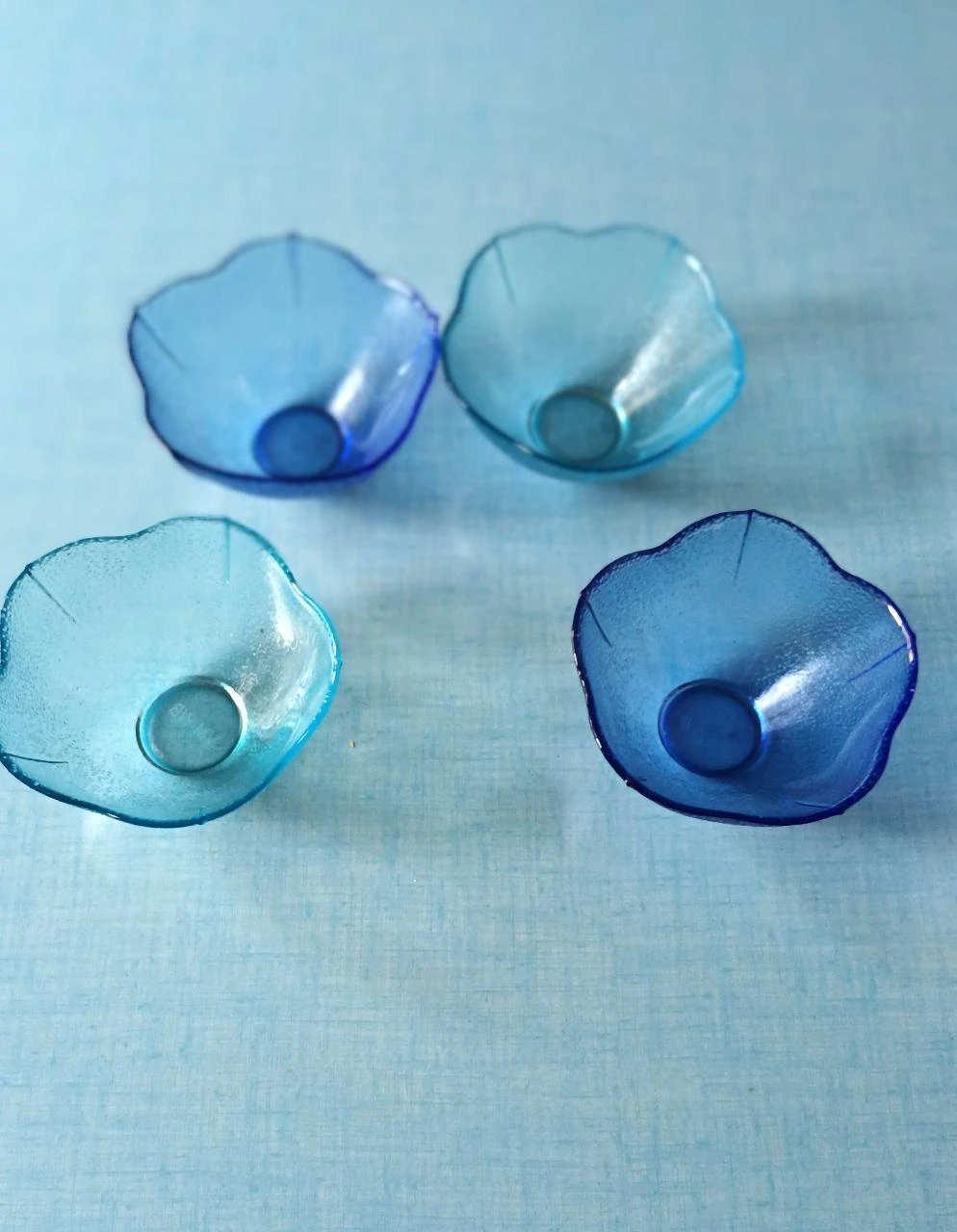 Un ensemble de 4 petites coupelles à glace